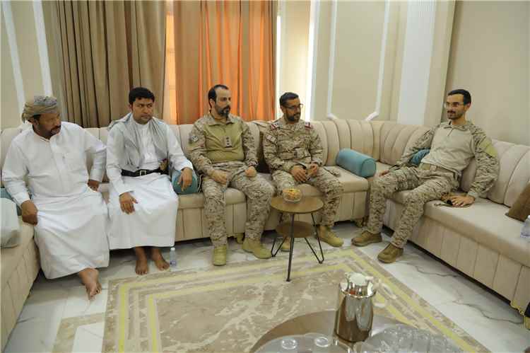 قائد التحالف بالمهرة يزور قيادات وشخصيات بارزة في المهرة مهنئًا بعيد الأضحى المبارك