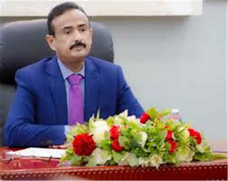 محافظ شبوة، يعزي القيادة والشعب في وفاة المناضل الرئيس هادي، ويوجه باقامة صلاة الغائب عليه.