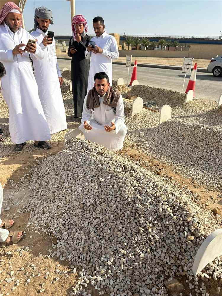 أول صورة من قبر الرئيس السابق عبدربه منصور هادي بعد مواراته الثرى في الرياض