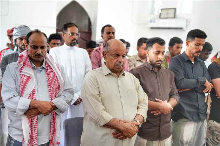 عضو مجلس القيادة الخنبشي يؤدي صلاة الغائب في المكلا على روح فقيد الوطن الرئيس السابق عبدربه منصور هادي
