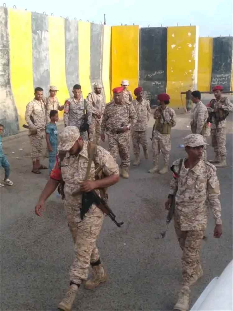 قائد الشرطة العسكرية بلحج يتفقد أفراد الشرطة العسكرية ويهنئهم بعيد الأضحى المبارك