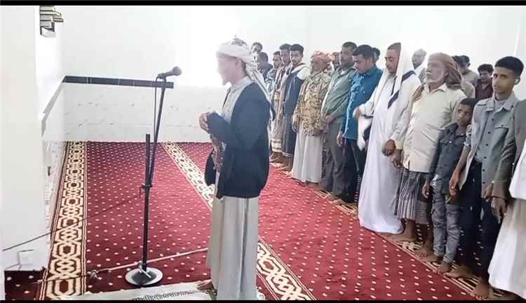 مساجد عزلة الحقل في جبل حبشي بتعز تقيم صلاة الغائب على روح الرئيس هادي