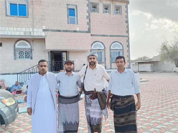 وفود قبائل أبين تفي بواجب العزاء في منزل الرئيس هادي بالوضيع