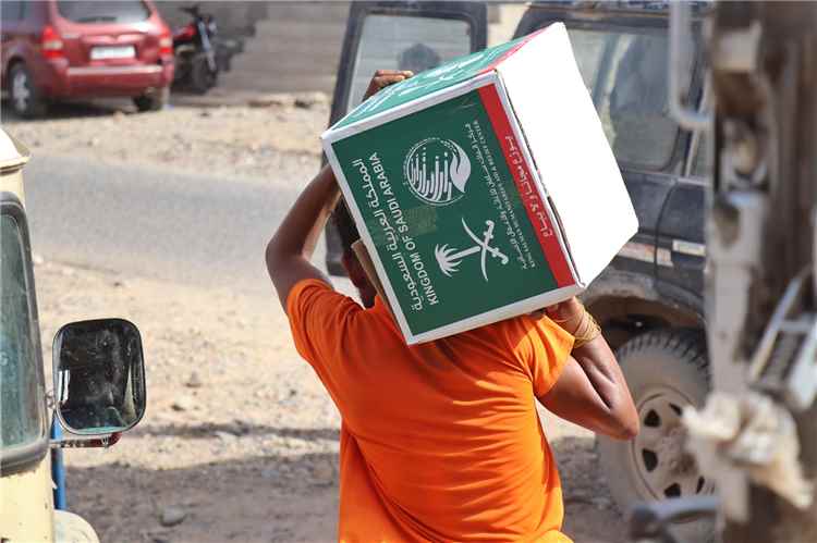 مركز الملك سلمان للإغاثة يوزّع (74) طنا من المواد الغذائية في مديرية المسيمير بمحافظة لحج