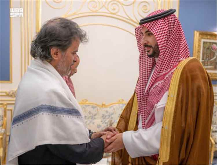 وزير الدفاع السعودي ينقل تعازي القيادة السعودية بوفاة الرئيس السابق هادي
