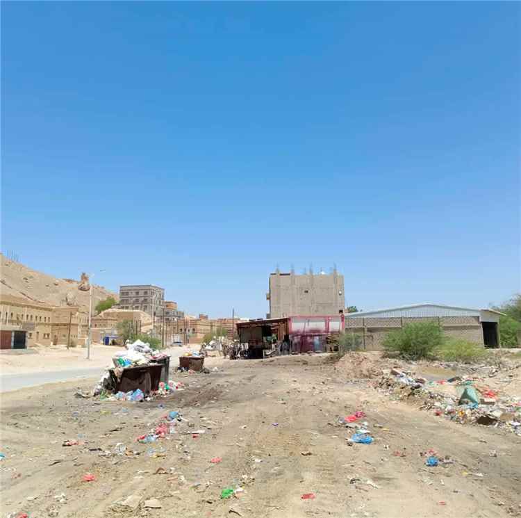 وحدة النظافة والتحسين بمديرية القطن تنفذ حملة نظافة واسعة في عدد من المواقع بالمديرية