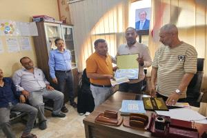 مدير مكتب المالية بمديرية المظفر يكرم موظفيه بمناسبة عيد العمال