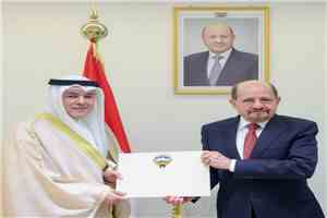 رئيس الوزراء وزير الخارجية يتسلم نسخة من أوراق اعتماد سفير دولة الكويت لدى اليمن