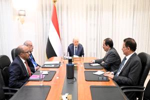 رئيس مجلس القيادة يرأس اجتماعا مصغرا للحكومة