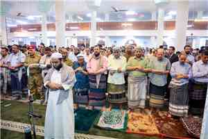 عضوا مجلس القيادة الرئاسي العليمي والصبيحي ورئيس الوزراء وزير الخارجية يؤدون صلاة عيد الأضحى مع جموع المصلين في عدن