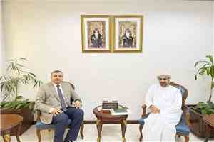 سفير اليمن يبحث مع مسؤول عماني العلاقات الثنائية ومجالات التعاون بين البلدين