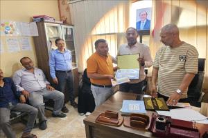 مدير مالية المظفر يكرم موظفيه في تعز بمناسبة عيد العمال 2026