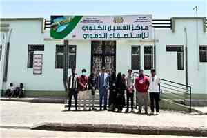 عمادة وطلاب كلية اللغات والترجمة بجامعة عدن ينفذون مبادرة إنسانية لزيارة سكن ومركز الغسيل الكلوي بعدن