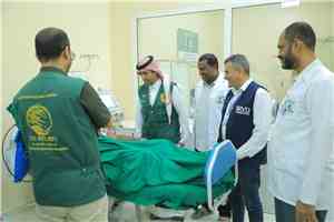 وفد من مركز الملك سلمان للإغاثة يتفقد سير العمل في مركز الغسيل الكلوي بمحافظة المهرة