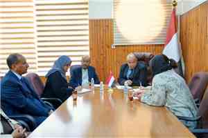 الخنبشي يلتقي وفد مكتب المبعوث الأممي الخاص إلى اليمن ويؤكد أهمية توحيد الخطاب الإعلامي ودعم مسار السلام
