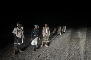 عقب حادث مروري بإحدى نقاطه العسكرية.. العميد أحمد منصور المرقشي يطمئن على صحة جنوده ويتفقد نقاط الخبر