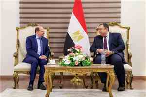 رئيس الوزراء وزير الخارجية يصل القاهرة للمشاركة في أعمال الدورة التاسعة للحوار الاستراتيجي اليمني - المصري