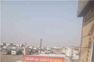 قطاع قبلي في الرويك يوقف حركة شاحنات الوقود والغاز إلى المحافظات