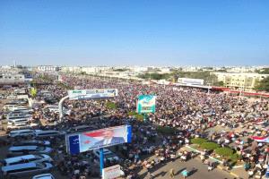 الالاف يتظاهرون بساحة العروض بخور مكسر