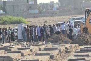 في موكب مهيب.. عدن تودّع وسام قائد وسط حزن واسع ومطالب بالمحاسبة