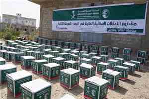 مركز الملك سلمان للإغاثة يوزع سلالاً غذائية في مديرية قعطبة بمحافظة الضالع
