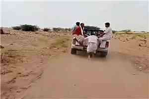 معالج بالقرآن يتحرش بالنساء في الحديدة والأهالي يقومون بسحبه بالسيارة (فيديو)