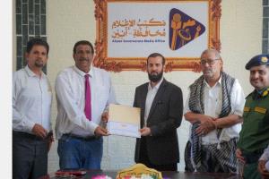 محافظ أبين يكرم الهامة الصحفية "فضل الشبيبي" ونخبة من رواد الحرف
