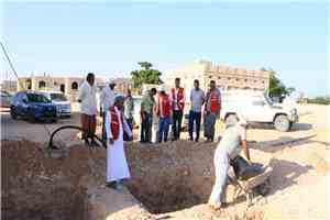 الهلال الأحمر اليمني فرع المهرة يتفقد مشروع إصلاح بئر منطقة العبري بالغيضة