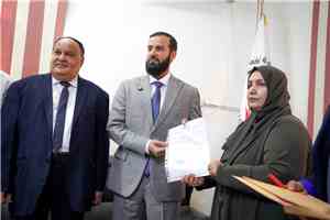 محافظ أبين يقدّم إقرار الذمة المالية ويؤكد التزامه بمبادئ الشفافية والنزاهة