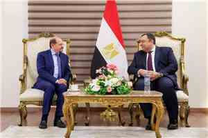 رئيس الوزراء وزير الخارجية يصل القاهرة للمشاركة في أعمال الدورة التاسعة للحوار الاستراتيجي اليمني – المصري