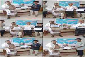 طلاب ثانوية عمر بن عبدالعزيز الحضن يكرّمون مديرهم ووكيلهم بشهائد تقديرية بعد الفوز بكأس حسين لعور