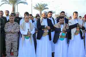 عضو مجلس القيادة العرادة يؤدي صلاة عيد الأضحى مع جموع المواطنين ويستقبل المهنئين