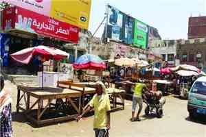 اليمن... بدل معيشة للموظفين يمهّد لرفع الأسعار