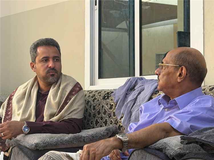 محافظ محافظة لحج يقوم بزيارة تفقدية لعضو مجلس الشورى المناضل احمد عبدالله المجيدي
