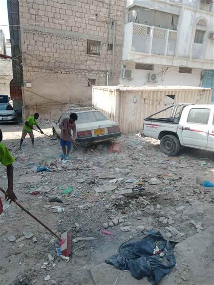 تواصل أعمال النظافة في حي جول الشفاء بالديس بجهود مشروع نظافة مديرية المكلا