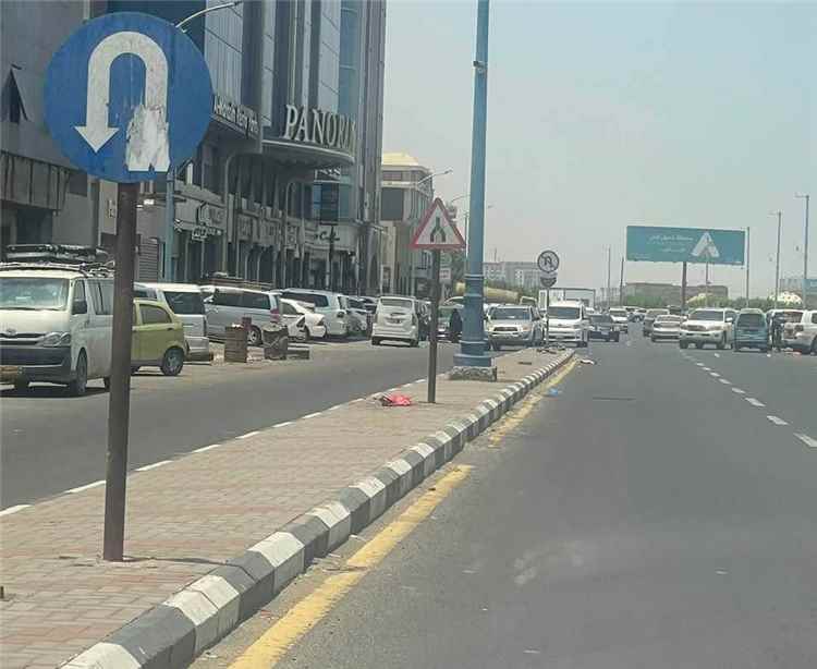 إشارات مرورية متضاربة تثير استغراب السائقين في أحد شوارع عدن