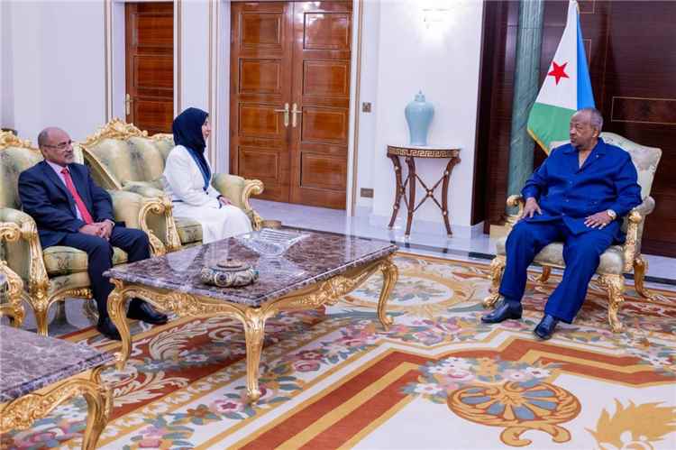 الرئيس الجيبوتي يستقبل وزيرة الخارجية ويجدد دعم بلاده لوحدة اليمن وسيادته وسلامة أراضيه