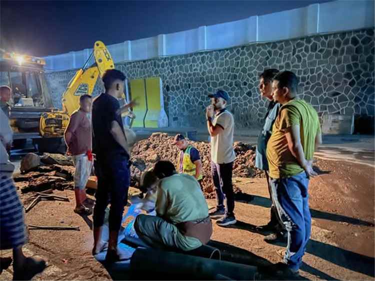 بن جرادي يطلع على أعمال إصلاح كسر في خط المياه المغذي لمنطقة شعب العيدروس