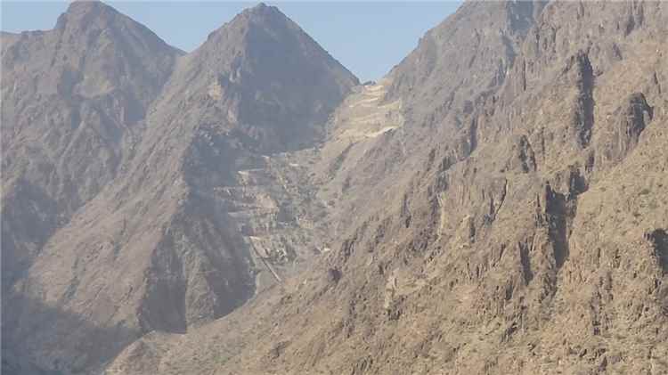 عاجل :معارك عنيفة وتبادل للقصف المدفعي بين قوات درع الوطن وميليشيا الحوثي في جبهة الحلحل بأبين