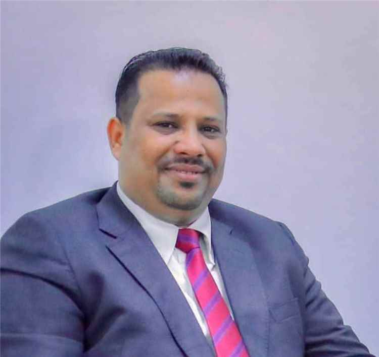 العميد السعيدي يعزي رئيس اتحاد كرة القدم بوفاة شقيقه الشيخ عيدروس صالح العيسي