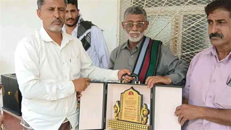 بحضور قيادة السلطة المحلية.. مدرسة حذة بيافع رُصد تكرم أوائل الطلاب والطالبات