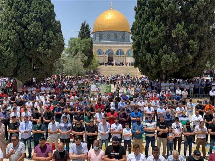 60 ألف فلسطيني يؤدون صلاة الجمعة في المسجد الأقصى المبارك