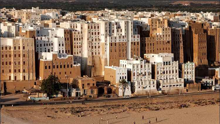 شبام حضرموت... حين صعد الطين إلى السماء