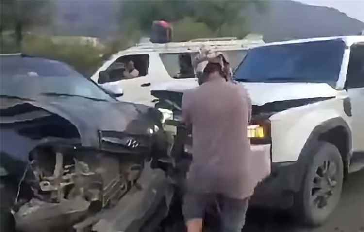 فريق قناتي "العربية" و"الحدث" ينجو من حادث سير مفاجئ غرب تعز