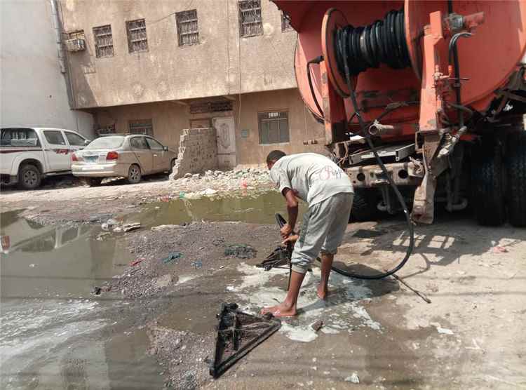 فرق الصرف الصحي تنفذ أعمالًا ميدانية واسعة لفتح الانسدادات وشفط مياه الصرف في خمس مديريات بعدن