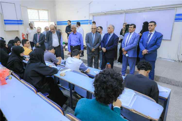 بحضور الوزير العبادي.. انطلاق امتحانات السنة التحضيرية بكلية الطب والعلوم الصحية بجامعة عدن