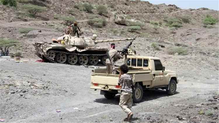 خبراء إيرانيون يشاركون في إدارة العمليات الميدانية للحوثيين في تعز