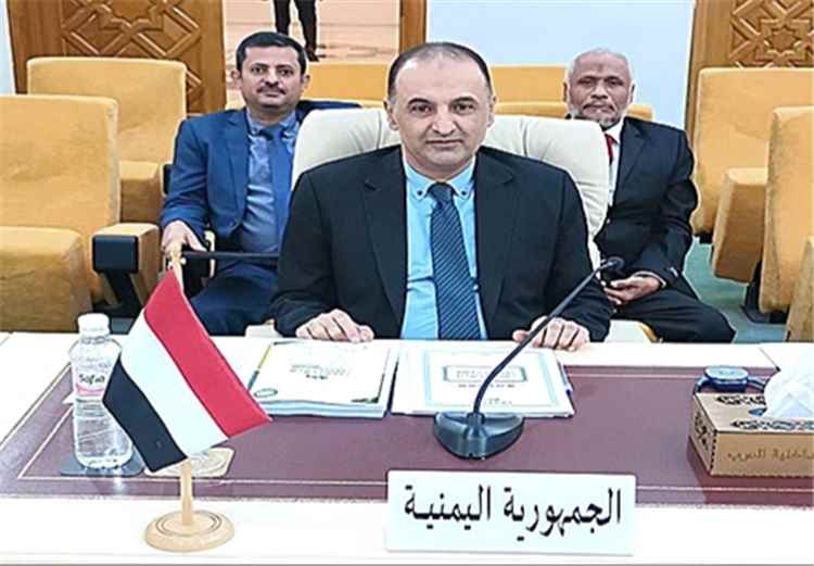 اللواء الظاهري يعزي في وفاة الشيخ عيدروس العيسي
