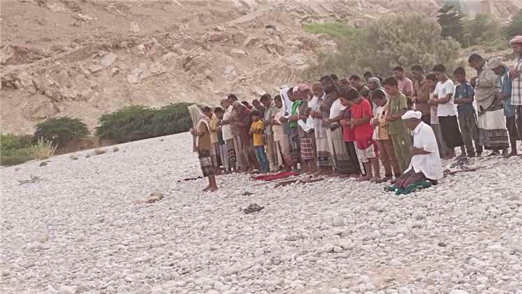 أهالي مديرية حجر بحضرموت يؤدون صلاة الاستسقاء طلبا للغيث