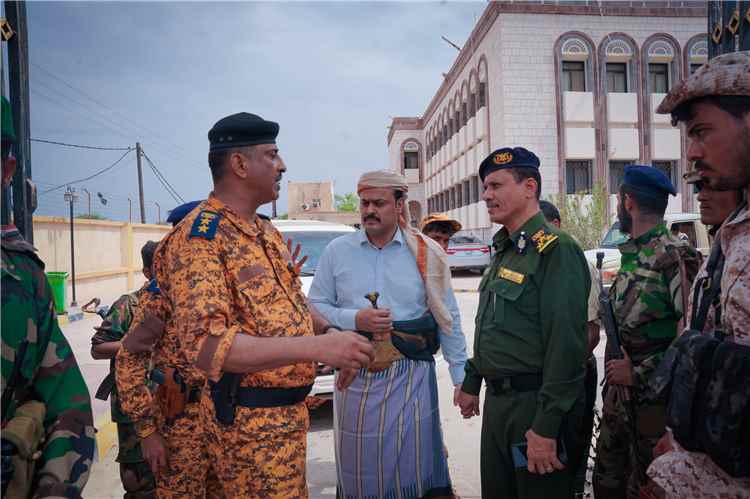 ضمن جولته للمنشآت الحيوية.. مدير عام أمن شرطة ابين يزور البنك المركزي بالمحافظة